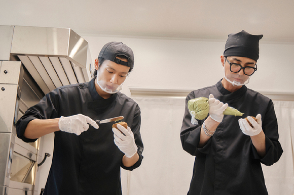 김란주 작가가 쿠팡플레이 예능 '봉주르빵집' 인터뷰에 앞서 포즈를 취하고 있다. [사진=쿠팡플레이]