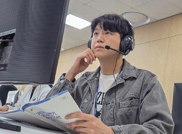 지난 4월 삼성전자 인재개발원(경기도 수원)에서 삼성전자 감독관이 상반기 삼성직무적성검사(GSAT) 응시자를 대상으로 예비 소집을 진행하고 있다. [사진=삼성]
