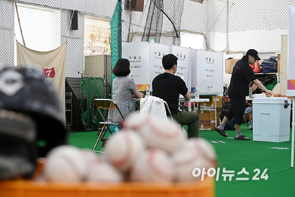 제9회 전국동시지방선거 및 국회의원 재&middot;보궐 선거가 시작된 3일 서울 중구 청구초등학교 야구부실내훈련장에 마련된 투표소에서 시민들이 투표를 하고 있다. [사진=곽영래 기자]