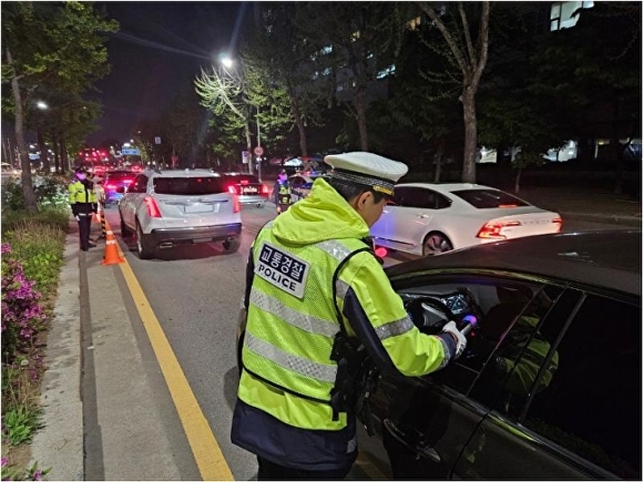 경찰이 25일 관내 주요도로에서 음주단속을 실시하고 있다. [사진=경기북부경찰청]