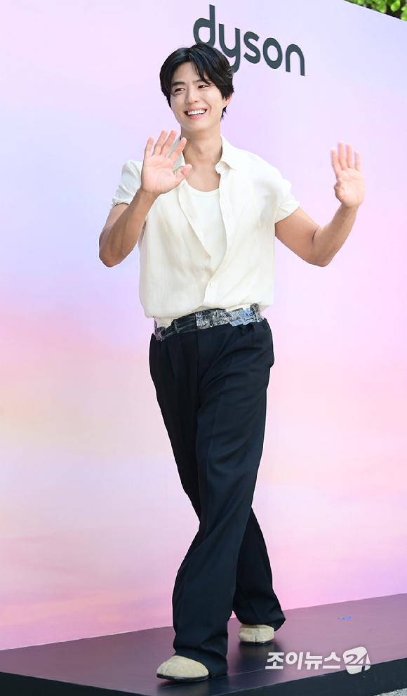 배우 박보검이 23일 오전 서울 성동구 쎈느 성수에서 열린 다이슨 슈퍼소닉 트래블 라운지 팝업 스토어 행사에 참석하고 있다.