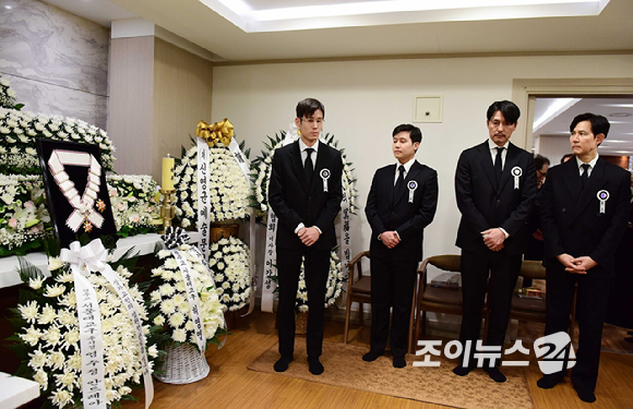 정부가 5일 별세한 '국민 배우' 고(故) 안성기에 금관문화훈장을 추서한 가운데 서울성모병원 장례식장에 마련된 고인의 빈소를 배우 정우성과 이정재가 지키고 있다. [사진=사진공동취재단]