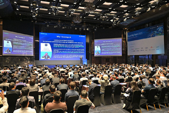 최지웅 한국클라우드산업협회장이 24일 오전 양재 엘타워에서 열린 'Cloud Big Tech 2025'에서 개회사를 하고 있다. [사진=한국클라우드산업협회]