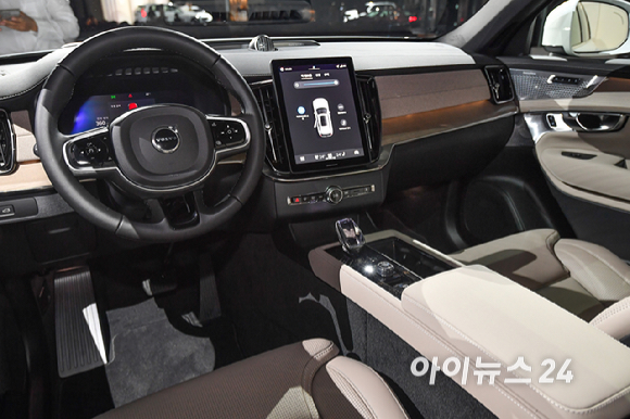 볼보자동차코리아가 2일 서울 광진구 비스타 워커힐에서 신형 XC90을 공개하고 있다.볼보자동차코리아는 현대적인 스칸디나비아 스타일과 최첨단 기술이 적용된 스웨디시 럭셔리 플래그십 신형 XC90 및 S90을 동시에 출시했다.