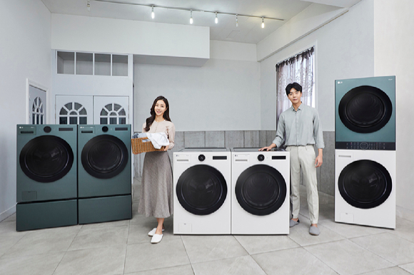 모델들이 LG 트롬 세탁기·건조기(사진 가운데), 오브제컬렉션 색상인 LG 트롬 세탁기·건조기(사진 왼쪽), 원바디 세탁건조기 LG 트롬 워시타워 오브제컬렉션을 소개하고 있다. [사진=LG전자]