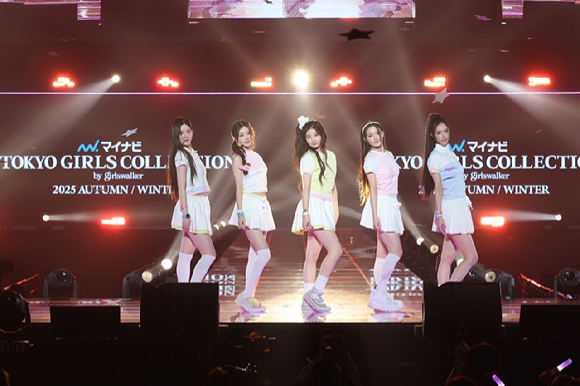 아일릿이 '제41회 마이나비 도쿄 걸즈 컬렉션 2025 AUTUMN/WINTER'에 오프닝 스페셜 아티스트로 참석해 무대를 꾸미고 있다. [사진= &copy;マイナビ TOKYO GIRLS COLLECTION 2025 AUTUMN/WINTER]