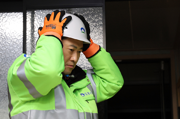 국민의힘 장동혁 대표가 26일 서울 도봉구에서 가로청소 봉사활동을 앞두고 환경공무관 근무복과 안전모를 착용하고 있다. [사진=연합뉴스]