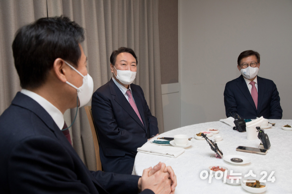 윤석열 국민의힘 대선 후보가 5일 서울 강서구 메이필드호텔에서 오세훈 서울시장과 박형준 부산시장을 만나 대화를 하고 있다. [사진=국회사진취재단]