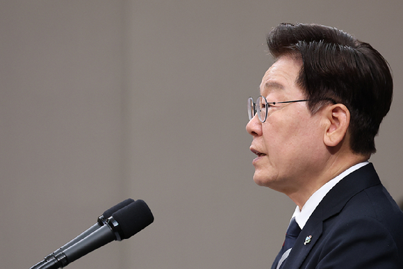 이재명 대통령이 19일 청와대 춘추관에서 G7&middot;유럽 순방 결과 브리핑을 하고 있다. 2026.6.19 [사진=연합뉴스]