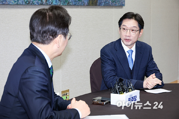 김경수 전 경남도지사가 13일 서울 여의도 국회에서 이재명 더불어민주당 대표와 회동하고 있다. [사진=정소희 기자]