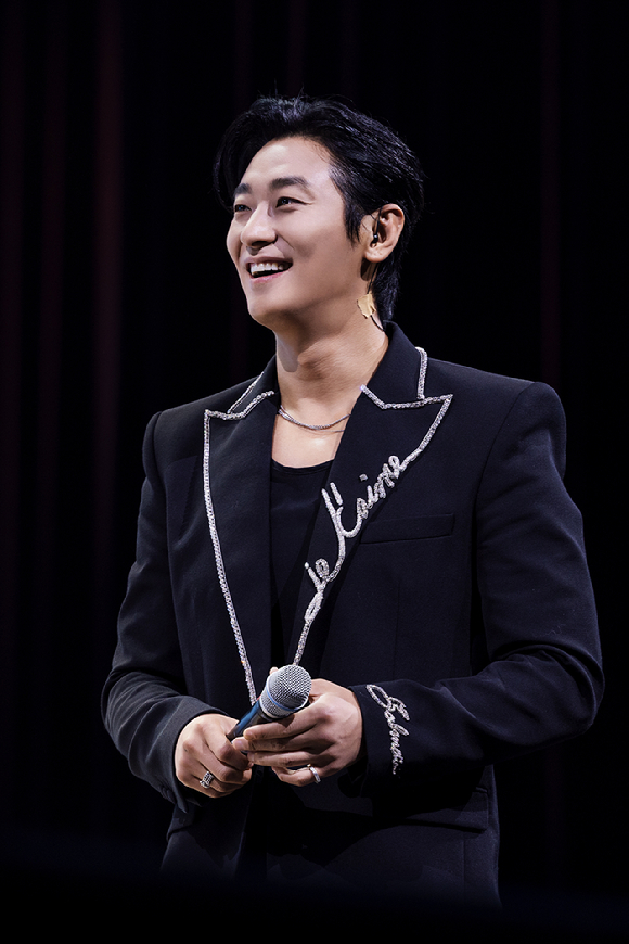 배우 주지훈이 마닐라 팬미팅에서 팬들을 만나고 있다. [사진=블리츠웨이엔터테인먼트]