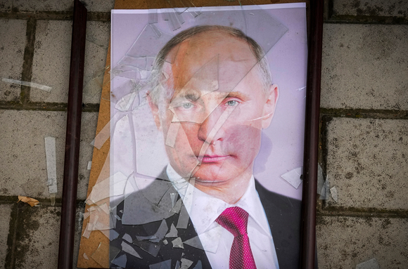 우크라이나 남부 헤르손에 있는 교도소 인근 바닥에 블라디미르 푸틴 러시아 대통령 사진이 액자가 깨진 채 버려져 있다. [사진=뉴시스]