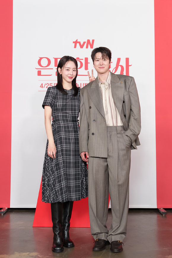 신혜선, 공명이 '은밀한 감사' 제작발표회에 참석해 포토타임을 갖고있다. [사진=tvN]