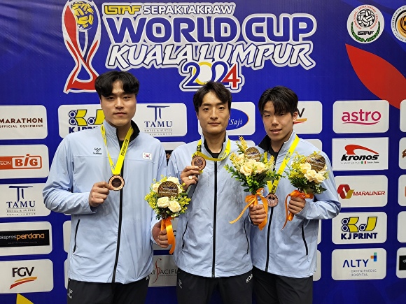 청주시청 세팍타크로부 남상훈·박철희·김영철 선수(왼쪽부터)가 지난 18일부터 26일까지 말레이시아에서 열린 ‘2024 ISTAF 세팍타크로 월드컵’에서 동메달을 획득하고 기념 촬영을 하고 있다. [사진=청주시]