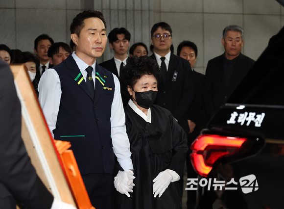 27일 오전 서울 송파구 서울아산병원 장례식장에서 엄수된 故 이순재의 발인식에서 부인 최희정 씨가 고인의 마지막 길을 배웅하고 있다. [사진=곽영래 기자]