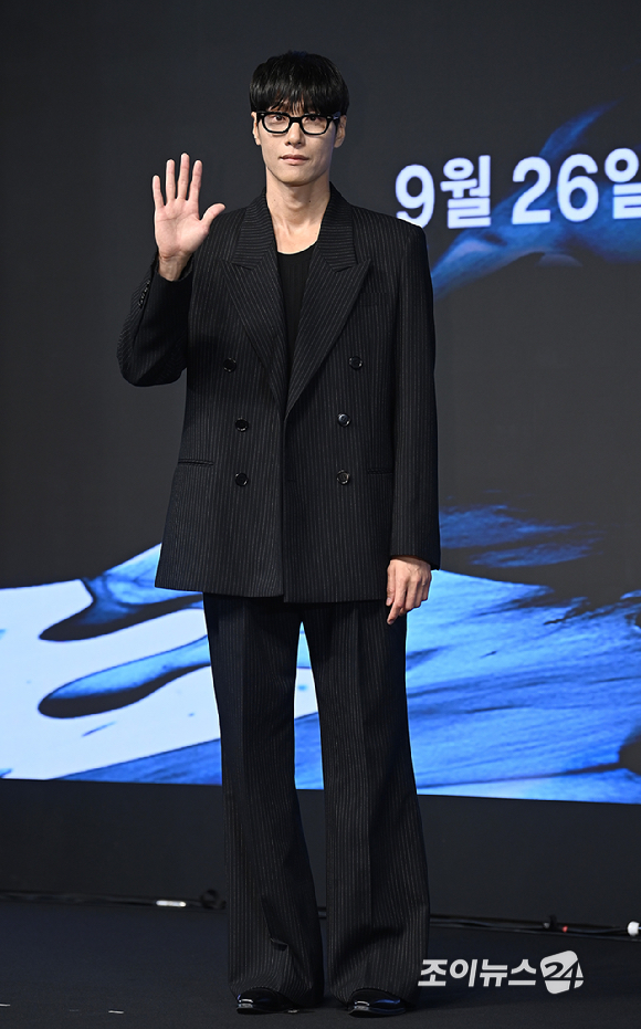 배우 김동원이 23일 서울 논현동 엘리에나 호텔에서 진행된 디즈니+ 오리지널 시리즈 '탁류' 제작발표회에서 포토타임을 갖고 있다. [사진=곽영래 기자]