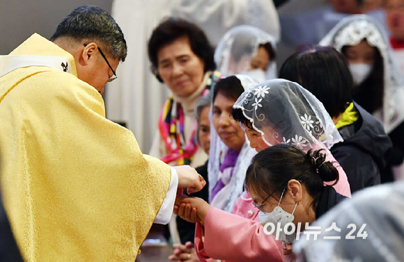 20일 부활절을 맞아 서울 명동 성당에서 열린 예수 부활 대축일 미사에 참석한 신자들이 경건한 마음으로 미사를 드리고 있다. [사진=사진공동취재단]