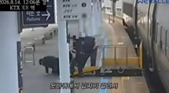 'KTX 낙상사고' 당시 영상을 공개했다가 거센 비판을 받고 있는 유튜버 박위가 '100만 구독자' 타이틀까지 반납했다. 사진은 당시 사고에 대해 설명하고 있는 박위. [사진=유튜브 '위라클' 캡처]
