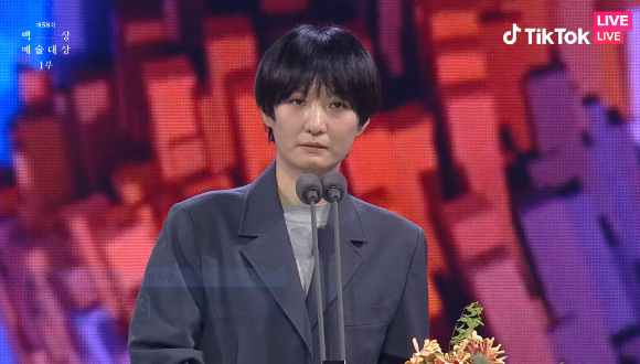 배우 조은지가 '장르만 로맨스'로 영화부문 신인 감독상을 수상했다. [사진=틱톡 캡처]