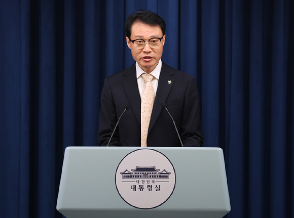 이규연 홍보소통수석이 18일 청와대 기자회견장에서 신임 정무수석 관련 브리핑을 하고 있다. 새 정무수석은 홍익표 전 의원이다. 2026.1.18 [사진=연합뉴스]