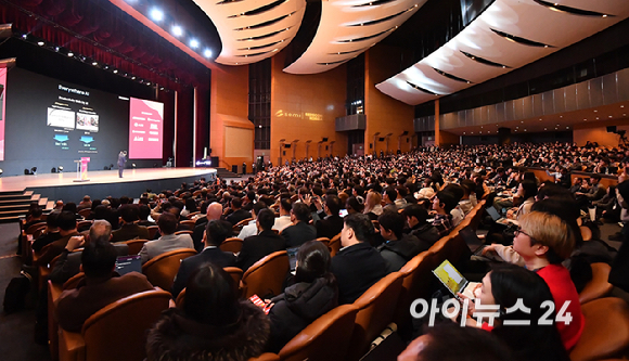 송재혁 삼성전자 디바이스솔루션(DS) 부문 최고기술책임자(CTO) 사장이 11일 서울 강남구 코엑스에서 열린 세미콘 코리아 2026에서 기조 강연을 하고 있다. [사진=곽영래 기자]