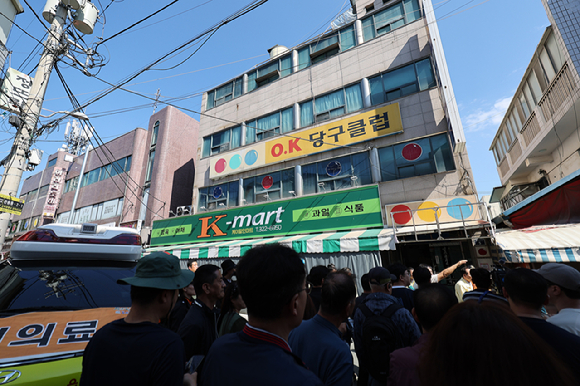 10일 오전 10시16분께 대구 북구 한 4층짜리 건물 2층 천장이 무너지며 수십명의 경상자가 발생하는 사고가 났다. [사진=연합뉴스]