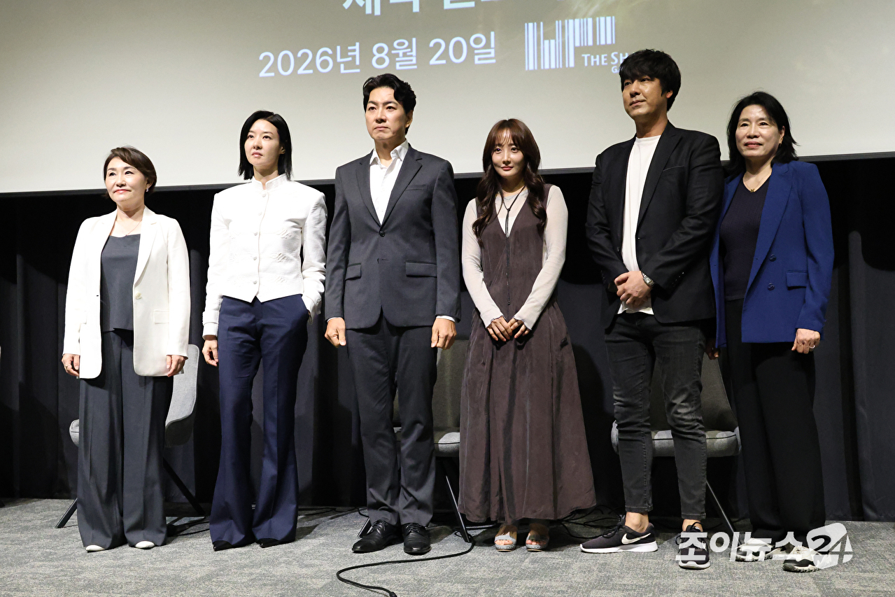 배우 황정원, 송선미, 송일국, 사강, 김주희, 조금희 연출이 20일 오후 서울 강남구 자곡동 더샵갤러리에서 진행된 연극 '욕망이라는 이름의 전차' 제작발표회에 참석해 포즈를 취하고 있다. [사진=문수지 기자]