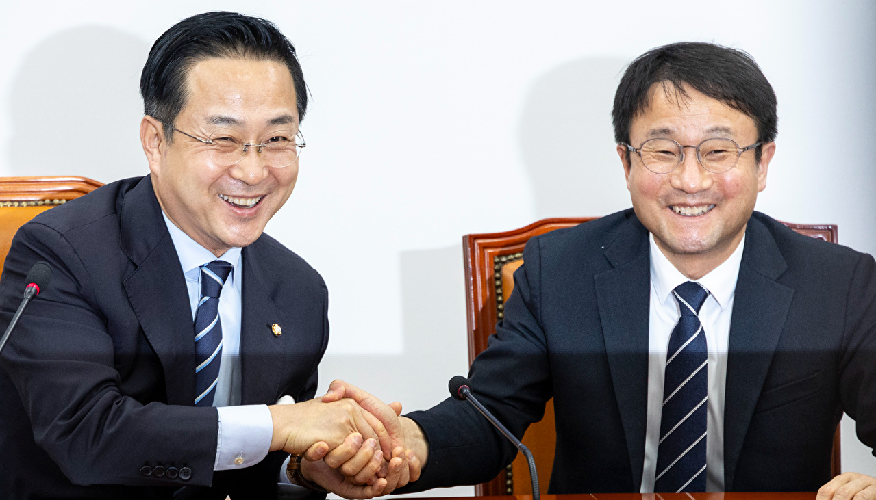 더불어민주당 윤석열 정권 조작 기소 진상규명 및 공소 취소를 위한 국정조사 추진위원회 위원장인 한병도 원내대표(오른쪽)와 부위원장을 맡은 박성준 의원이 27일 국회에서 열린 국조 추진위 1차 회의에서 악수하고 있다.박 의원은 당내 이재명 대통령 공소 취소 모임의 상임 대표로 활동해 왔으며 당내 공식 공소 취소 기구가 발족하면서 합류했다. 2026.2.27 [사진=연합뉴스]