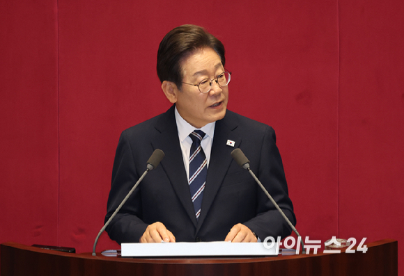 이재명 대통령이 26일 오전 서울 여의도 국회에서 열린 제426회국회(임시회) 제2차 본회의에서 2025년도 제2회 추가경정예산안에 대한 정부의 시정연설을 하고 있다. [사진=국회사진기자단]