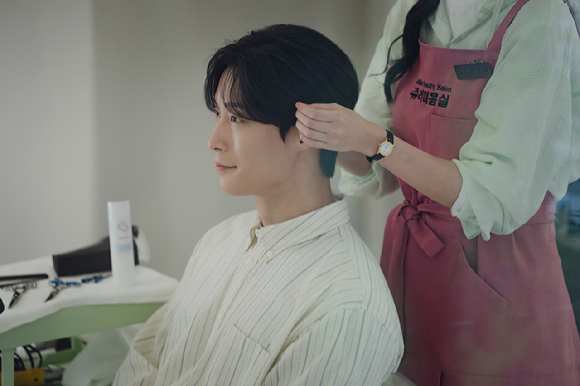 배우 허남준이 프로필 촬영에서 포즈를 취하고 있다. [사진=에이치솔리드]