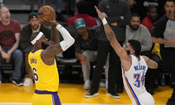 미국프로농구(NBA) LA 레이커스에서 뛰고 있는 르브론 제임스(왼쪽)가 8일(한국시간) 열린 오클라호마시티와 홈 경기 3쿼터에서 개인 통산 득점 1위 기록을 새로 썼다. [사진=뉴시스]