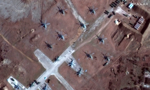 막서 테크놀로지가 제공한 위성 사진에 13일(현지시각) 러시아 크림반도 도누즐라프 호수 인근에 러시아군 헬기와 병력이 배치돼 있다. [사진=뉴시스]