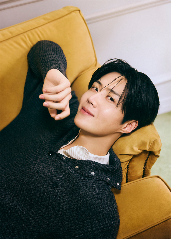 배우 김선호가 넷플릭스 시리즈 '이 사랑 통역 될까요?' 인터뷰에 앞서 포즈를 취하고 있다. [사진=넷플릭스]