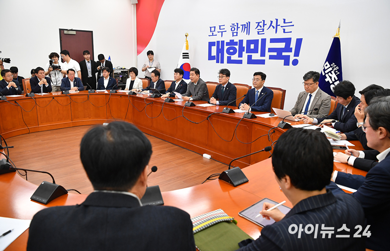 김병기 더불어민주당 당대표 직무대행 겸 원내대표가 8일 국회에서 열린 원내대책회의에서 발언하고 있다. [사진=곽영래 기자]