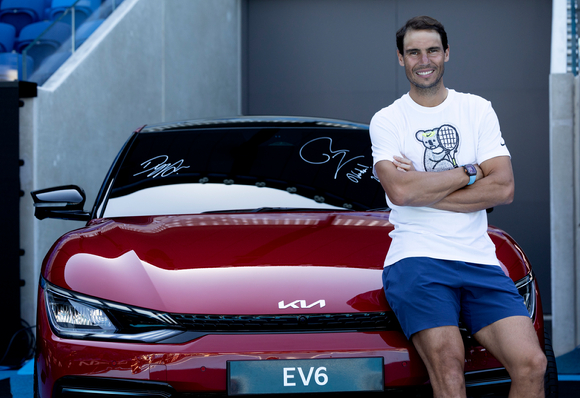 테니스 선수 라파엘 나달이 호주오픈 공식차량 전달식에서 기념 사진을 촬영하고 있다. [사진=기아]