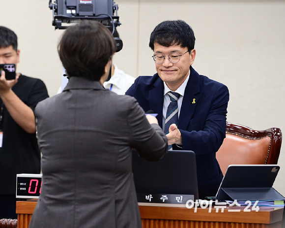 정은경 보건복지부 장관 후보자가 18일 오전 서울 여의도 국회 보건복지위원회에서 열린 인사청문회에 참석해 선서하고 있다. [사진=정소희 기자]