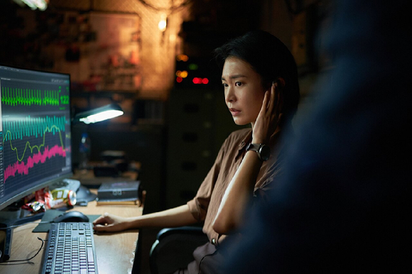 배우 정유진이 영화 '휴민트'에서 열연하고 있다. [사진=NEW]