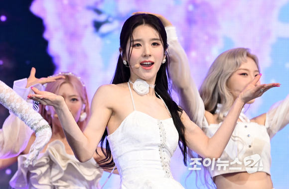 그룹 이달의 소녀 희진이 20일 오후 서울 강남구 삼성동 코엑스 오디토리움에서 열린 서머 스페셜 미니 앨범 '플립 댓(Flip That)' 발매 기념 쇼케이스에 참석해 공연을 하고 있다. [사진=김성진 기자]