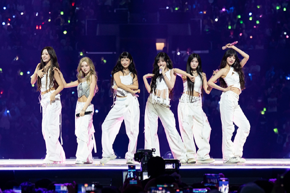 그룹 아이브가 지난 1일(현지시간)부터 3일까지 미국 로스앤젤레스 크립토닷컴 아레나에서 열린 K-팝 팬&아티스트 페스티벌 '케이콘 엘에이 2025(KCON LA 2025)' 무대에서 열띤 공연을 펼치고 있다. [사진=CJ ENM]