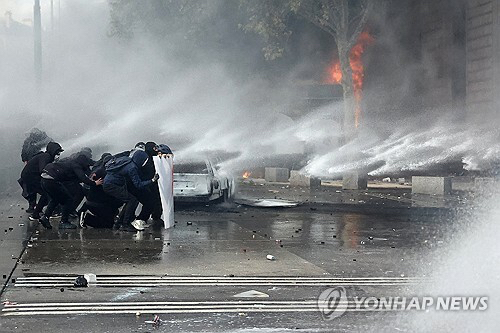 17일 시위 후 유리창 등이 파손된 프랑스 리옹의 한 매장 [사진=AFP 연합뉴스]