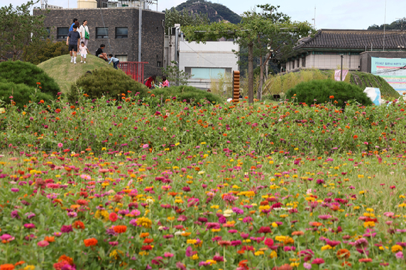 절기상 추분(秋分)이었던 지난 22일 서울 종로구 열린송현 녹지광장에서 아이들이 뛰어놀고 있다. [사진=뉴시스]