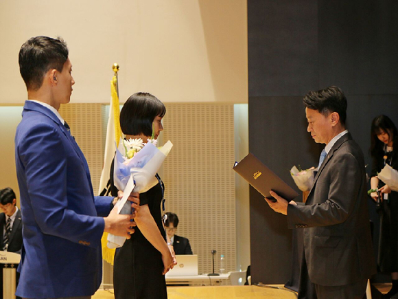 지난달 29일 개최된 에어부산 창립 18주년 기념행사에서 에어부산 정병섭 대표가 수상자 대표에게 상패를 전달하고 있다. [사진=에어부산]