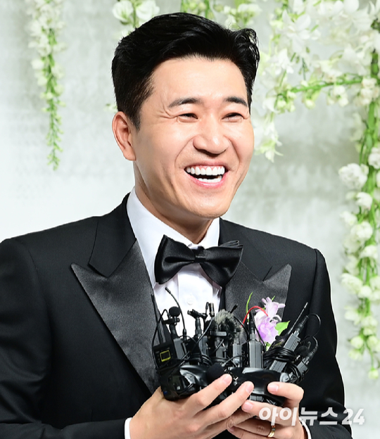 코요태 김종민이 지난해 4월 서울 중구 장충동 신라호텔 영빈관에서 11살 연하 예비 신부와 결혼식을 앞두고 포토타임을 갖고 있다. [사진=정소희 기자]