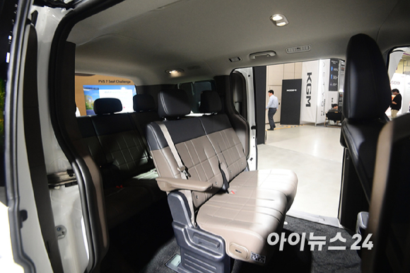 전기차, 전기 이륜차, 전기식 건설기계 등 친환경 이동수단의 미래를 한눈에 볼 수 있는 'EV 트렌드 코리아 2026'이 25일 서울 강남구 코엑스에서 열렸다. 기아 부스에서 이달 출시된 PV5 패신저 7인승(2-2-3)이 전시되고 있다. [사진=정소희 기자]