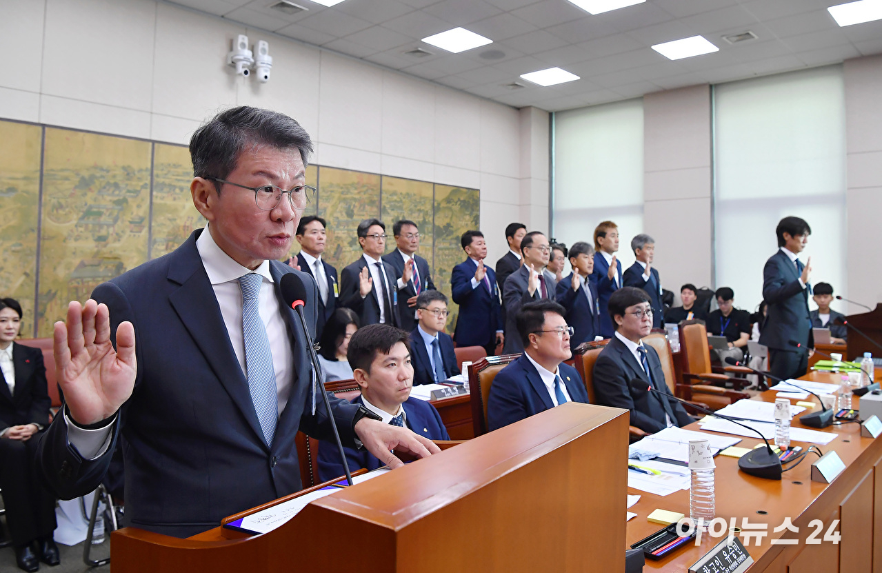 홍명보 전 축구국가대표 감독이 30일 서울 여의도 국회에서 열린 문화체육관광위원회의 대한축구협회 현안 관련 청문회에 참석해 자리에 앉아 있다. [사진=곽영래 기자]