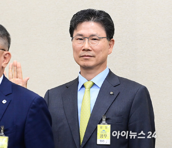 강태영 NH농협은행장이 19일 오후 서울 여의도 국회에서 진행된 정무위원회 금융감독원 등 국정감사에 증인으로 출석하고 있다. [사진=정소희 기자]