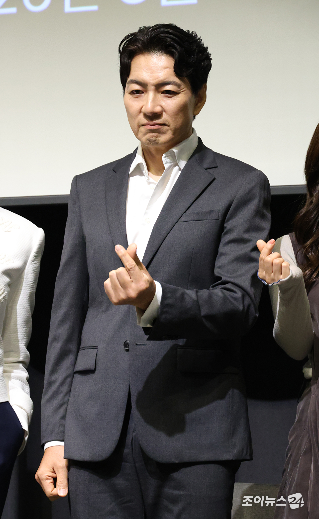 배우 송일국이 20일 오후 서울 강남구 자곡동 더샵갤러리에서 진행된 연극 '욕망이라는 이름의 전차' 제작발표회에 참석해 포즈를 취하고 있다. [사진=문수지 기자]
