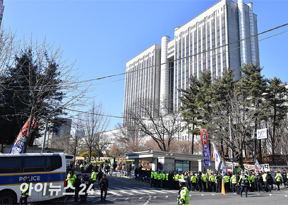 내란 우두머리 혐의로 기소된 윤석열 전 대통령의 1심 선고가 열리는 19일 서울중앙지법 일대에서 무죄 촉구 집회가 열리고 있다. [사진=곽영래 기자]