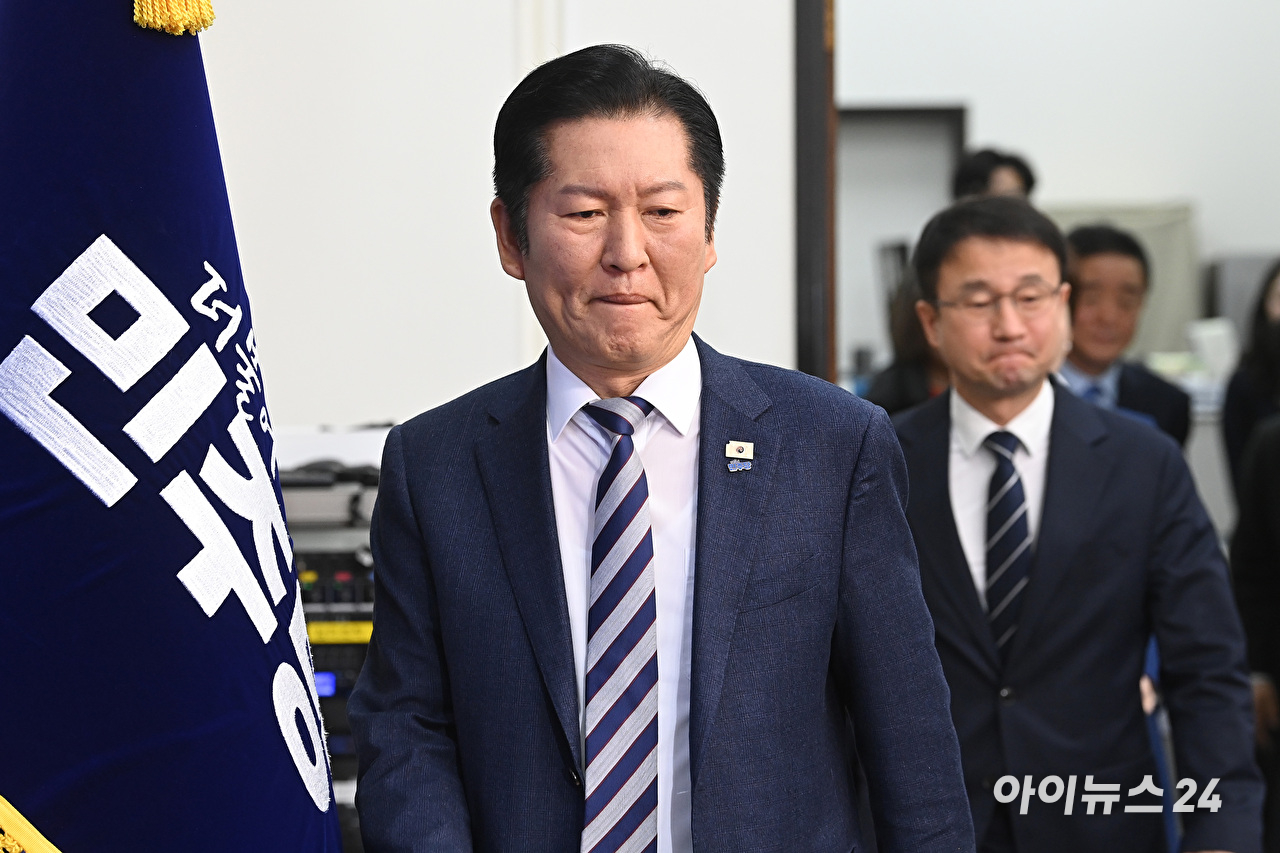 더불어민주당 정청래 대표와 한병도 원내대표가 2일 서울 여의도 국회에서 열린 최고위원회의에 참석하고 있다. [사진=곽영래 기자]