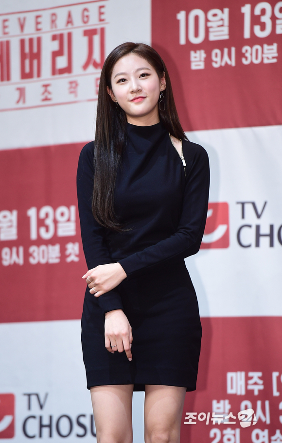 그룹 이달의 소녀 츄가 20일 오후 서울 강남구 삼성동 코엑스 오디토리움에서 열린 서머 스페셜 미니 앨범 '플립 댓(Flip That)' 발매 기념 쇼케이스에 참석해 공연을 하고 있다. [사진=김성진 기자]